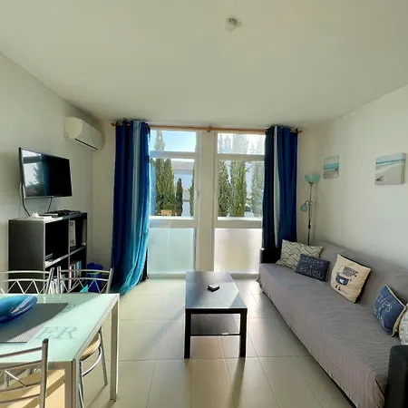 Cosy 1-br Central Apt In Old Town - Steps From The Sea & Amenities Апартаменти