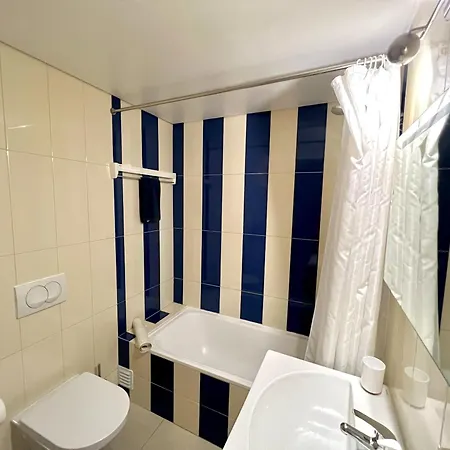 Cosy 1-br Central Apt In Old Town - Steps From The Sea & Amenities 阿尔布费拉