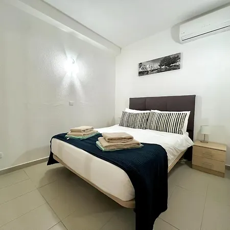 Cosy 1-br Central Apt In Old Town - Steps From The Sea & Amenities Apartament